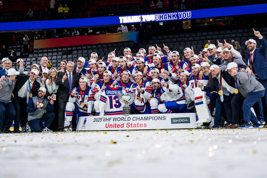 Players of USA celebrate with the trophy