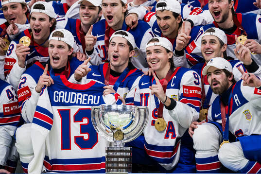 Players of USA celebrate with the trophy