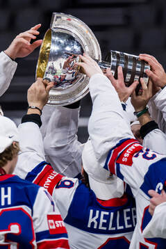 Players of USA celebrate with the trophy
