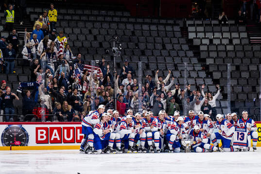 Players of USA celebrate with the trophy