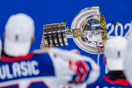 Players of USA celebrate with the trophy