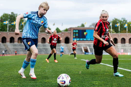 Djurgårdens Olivia Ulenius och Brommapojkarnas Ellen Toivio