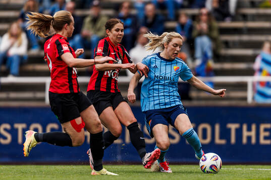 Brommapojkarnas Julia Olsson och Djurgårdens Mimmi Larsson