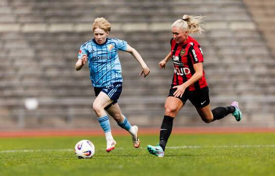 Djurgårdens Olivia Ulenius och Brommapojkarnas Ellen Toivio