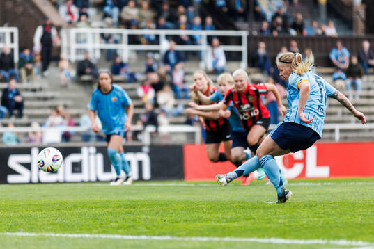 Djurgårdens Therese Åsland gör 1-0