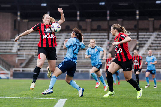 Brommapojkarnas Alice Ahlberg och Djurgårdens Urara