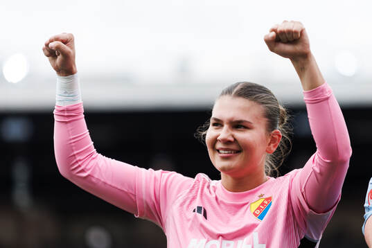 Djurgårdens målvakt Anna Aurora Koivunen jublar