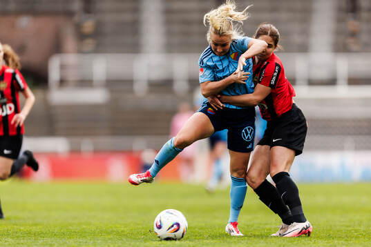Djurgårdens Tove Almqvist och Brommapojkarnas Julia Olsson