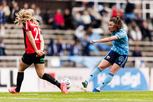 Brommapojkarnas Joanna Aalstad Bækkelund och Djurgårdens