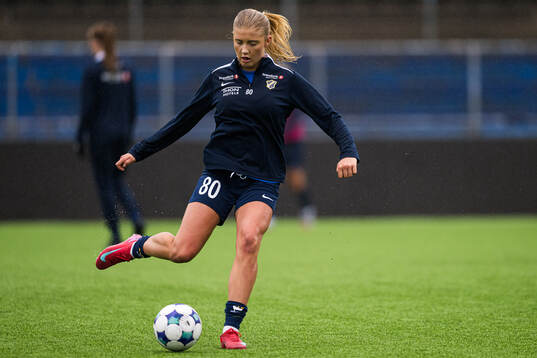 Celia Lind Halvorsen of Stabæk warms up