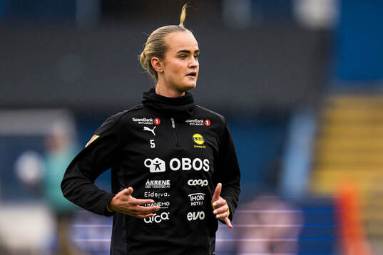 Emma Braut Brunes of LSK Kvinner warms up