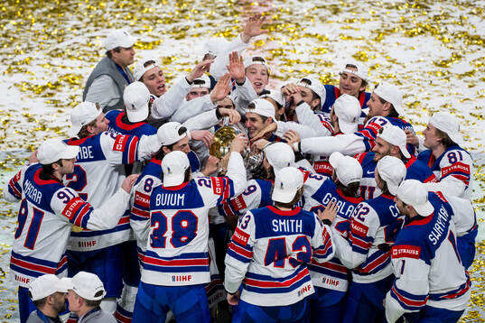 Players of USA celebrate with t he trophy