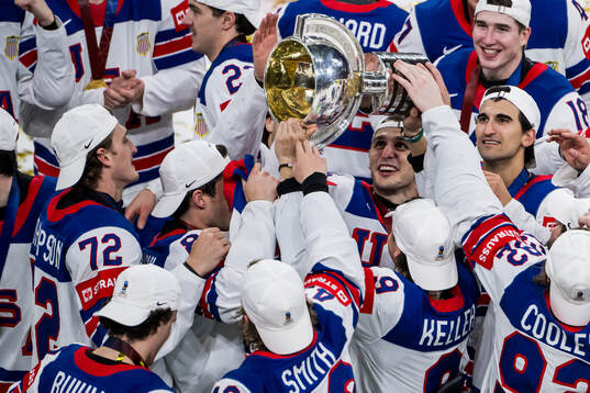Players of USA celebrate with t he trophy