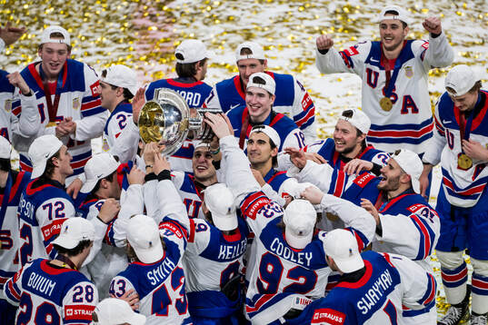 Players of USA celebrate with t he trophy