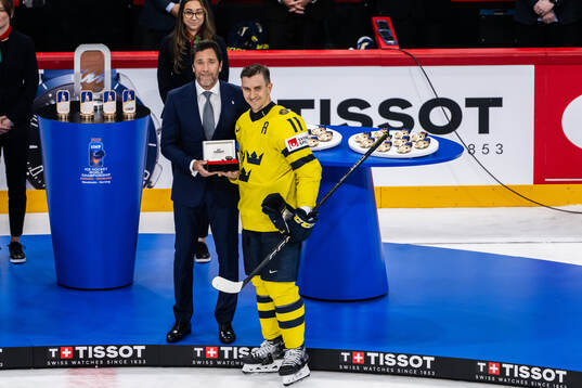 Henrik Lundqvist and Mikael Backlund of Sweden