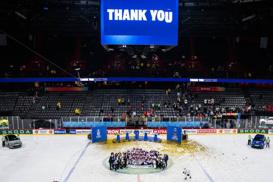 Players of USA celebrate with the trophy