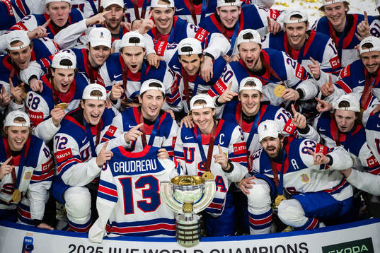 Players of USA celebrate with the trophy