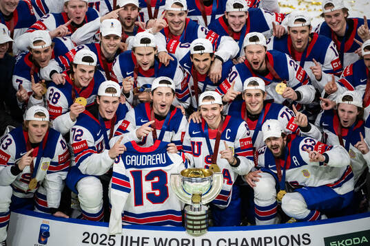 Players of USA celebrate with the trophy