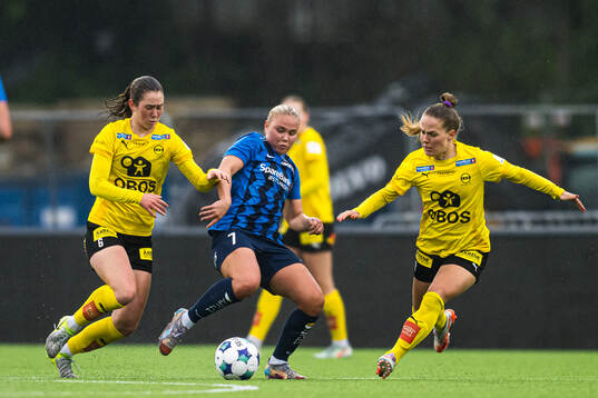 Carina Wik Alfredsen of LSK Kvinner, Mathea Berg-Solemdal