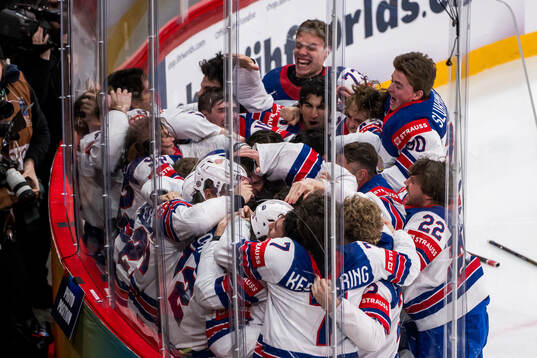 Players of USA celebrate