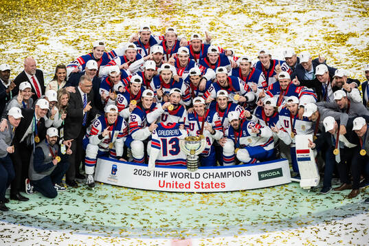 Players of USA celebrate with the trophy