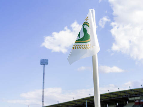 En hörnflagga med Superettans logotype på