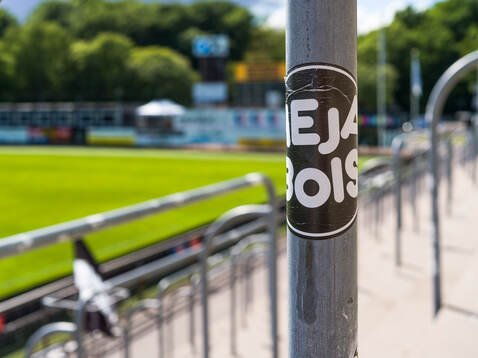 Ett Landskrona BoIS-klistermärke