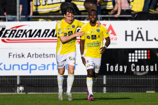 Falkenbergs Oskar Lindberg och Wanbe Godwin Aguda jublar