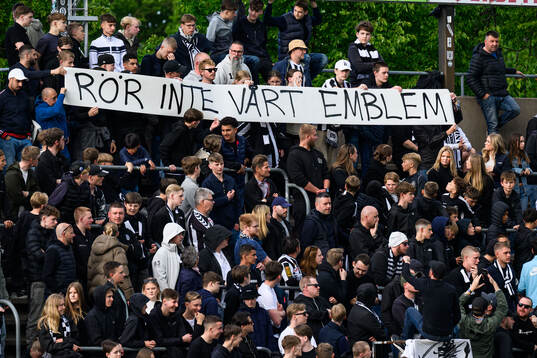 Landskronas supportrar med en banderoll