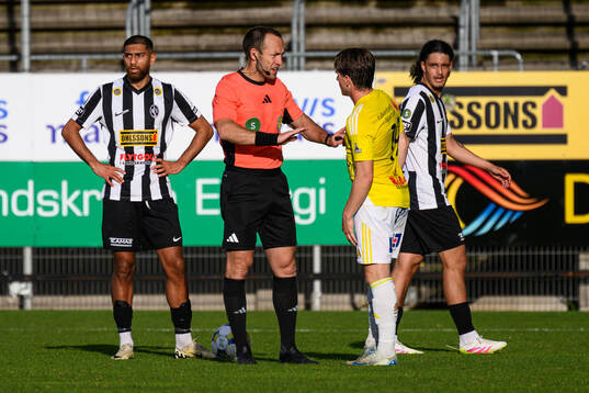 Domare Kaspar Sjöberg i samtal med Falkenbergs Oskar