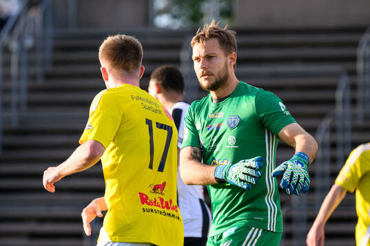 Falkenbergs målvakt Anton Andersson jublar