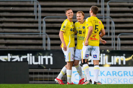 Falkenbergs Linus Borgström jublar med lagkamrater
