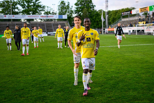 Falkenbergs Oskar Lindberg och Wanbe Godwin Aguda jublar