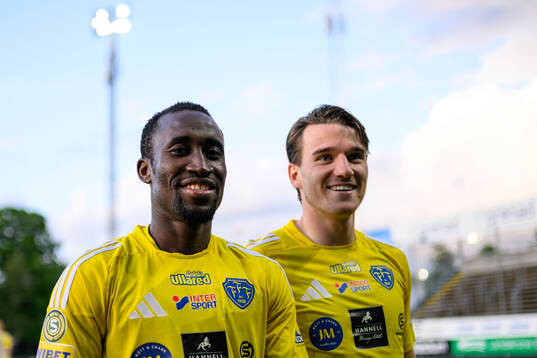 Falkenbergs Wanbe Godwin Aguda och Oskar Lindberg jublar