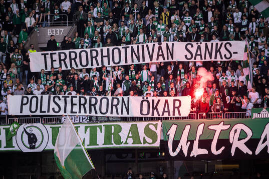 Hammarbys supportrar med banderoll