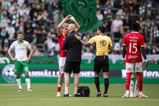 Degerfors Elias Pihlström har ont och får vård