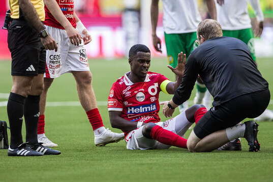Degerfors Nahom Netabay har ont och får vård