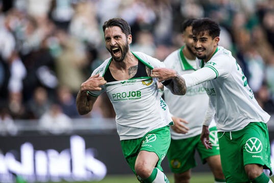 Hammarbys Nahir Besara och Montader Madjed jublar