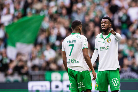 Hammarbys Paulos Abraham och Shaquille Pinas i diskussion