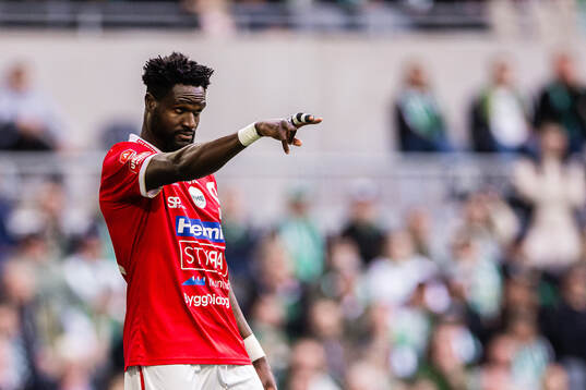 Degerfors Nasiru Moro gestikulerar