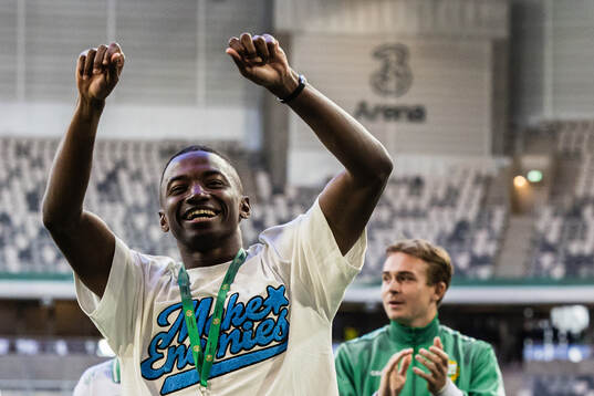 Hammarbys före detta spelare Bazoumana Touré jublar