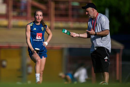 Kosovare Asllani and head coach Peter Gerhardsson of the