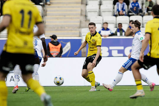 Mjällbys Elliot Stroud och IFK Norrköpings Axel Brönner