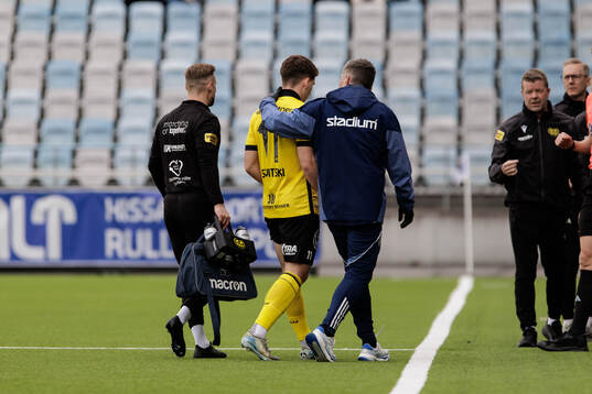 Mjällbys Timo Stavitski har ont och får vård