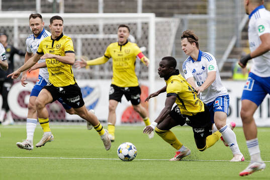 Mjällbys Abdoulie Manneh och IFK Norrköpings Axel Brönner