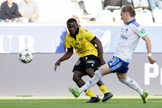 Mjällbys Uba Charles Nwokoma och IFK Norrköpings Marcus