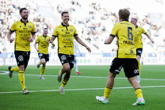 Mjällbys Ludwig Malachowski Thorell jublar med Axel Norén