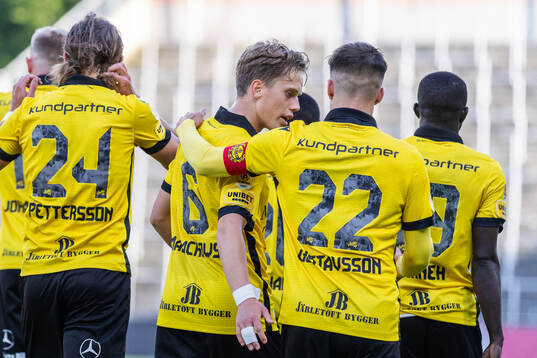 Mjällbys Ludwig Malachowski Thorell jublar med lagkamrater