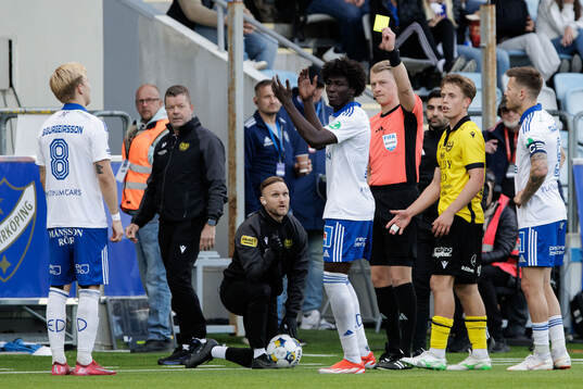 IFK Norrköpings Kojo Peprah Oppong tilldelas gult kort