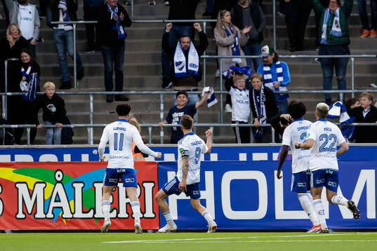 IFK Norrköpings Arnor Traustason jublar med supportrar